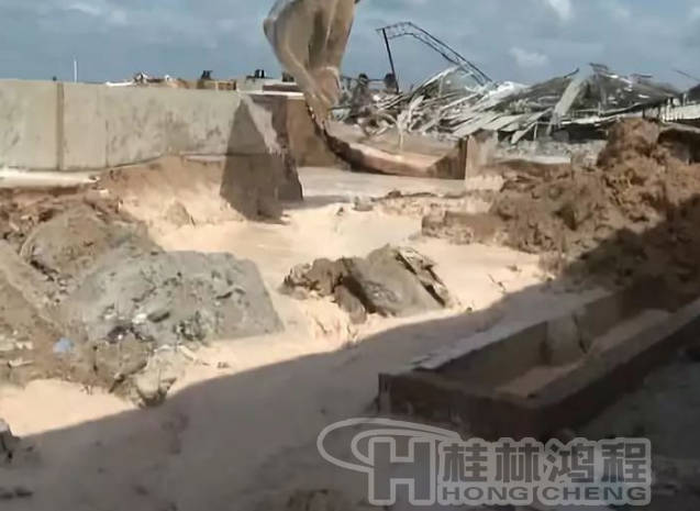廉江政府鐵腕整治拆除一高嶺土廠，連設(shè)備都砸碎！