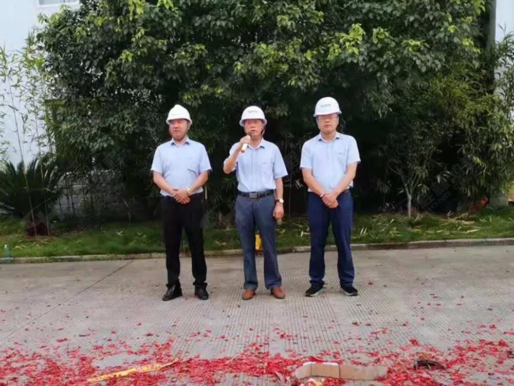 桂林鴻程董事長(zhǎng)容平勛發(fā)表致辭桂林鴻程機(jī)電設(shè)備有限公司廠區(qū)2#生產(chǎn)廠房開(kāi)工大吉！