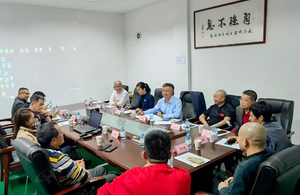 歡迎廣西塑料行業(yè)協(xié)會(huì)一行蒞臨桂林鴻程礦山機(jī)械廠參觀指導(dǎo)！