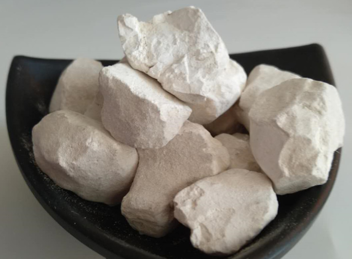 生石灰燒完還要磨粉嗎？生石灰塊磨粉機(jī)