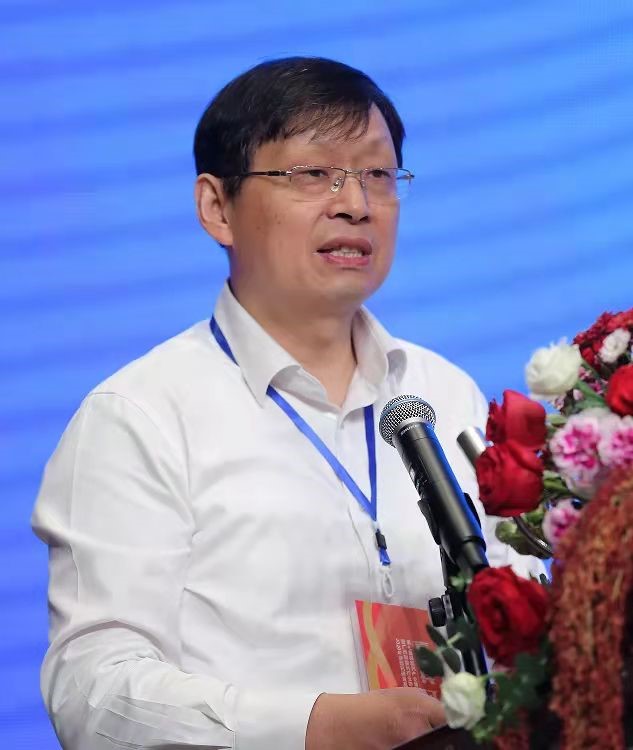 廣西大學校長助理、廣西碳酸鈣產業(yè)化工程院常務副院長、廣西碳酸鈣行業(yè)協會會長童張法圖片來源：廣西碳酸鈣產業(yè)化工程院